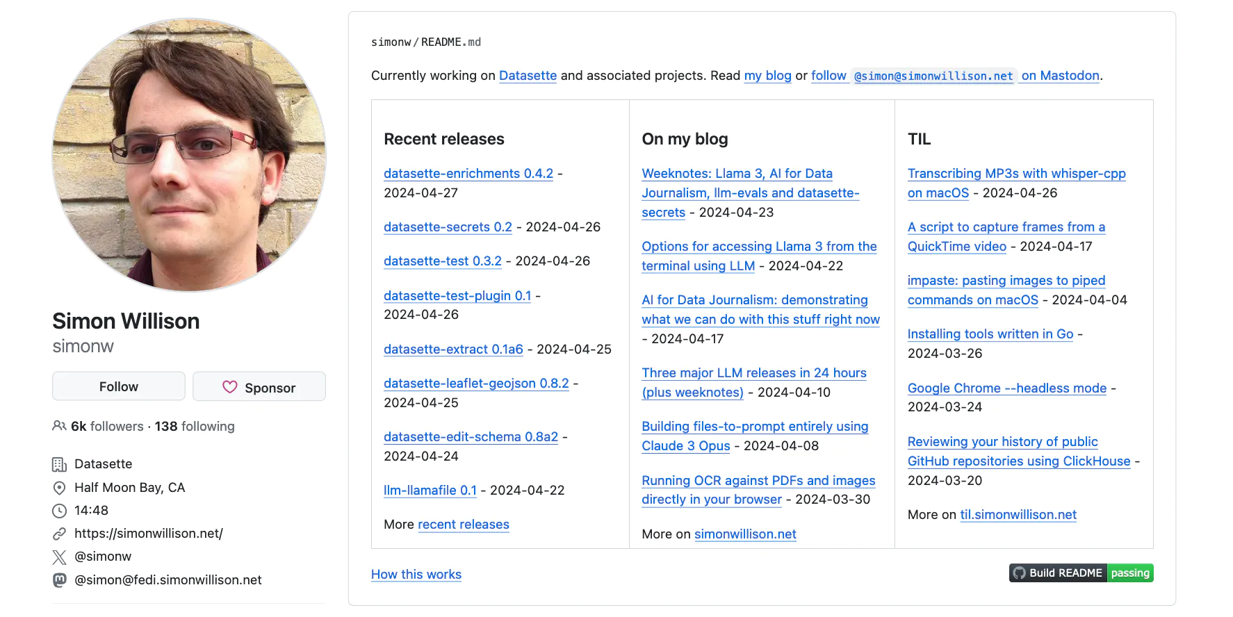 Captura de pantalla del perfil de GitHub de Simon Willison, mostrando tres columnas: lanzamientos recientes, en mi blog y TIL (Hoy Aprendí).